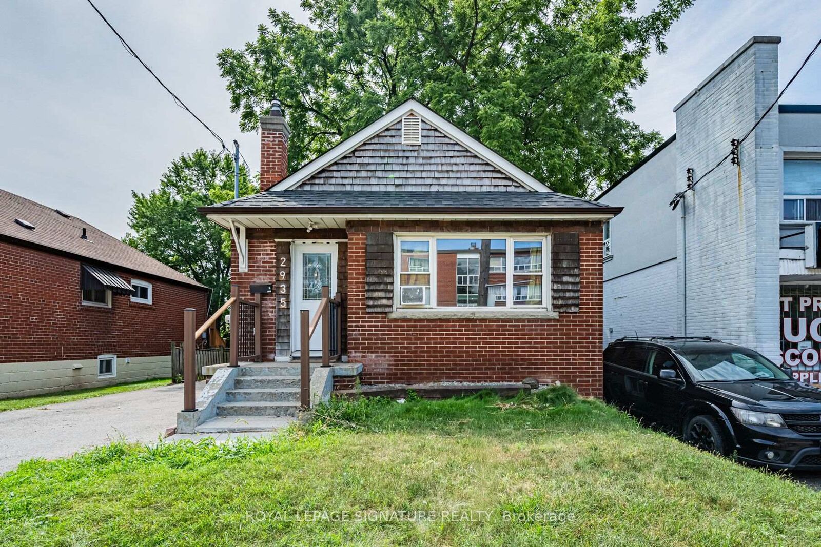 Property Photo:  2935 St Clair Avenue E  ON M4B 1N9 