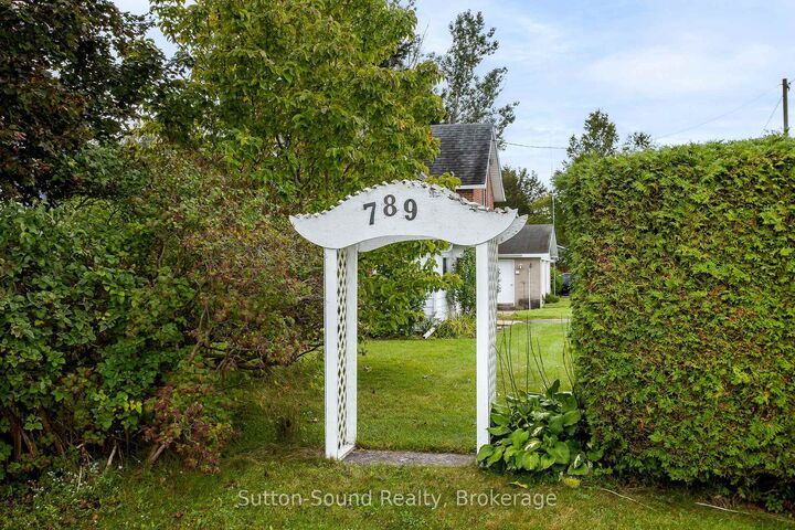 Property Photo:  789 24th St West Street W  ON N4K 4H9 