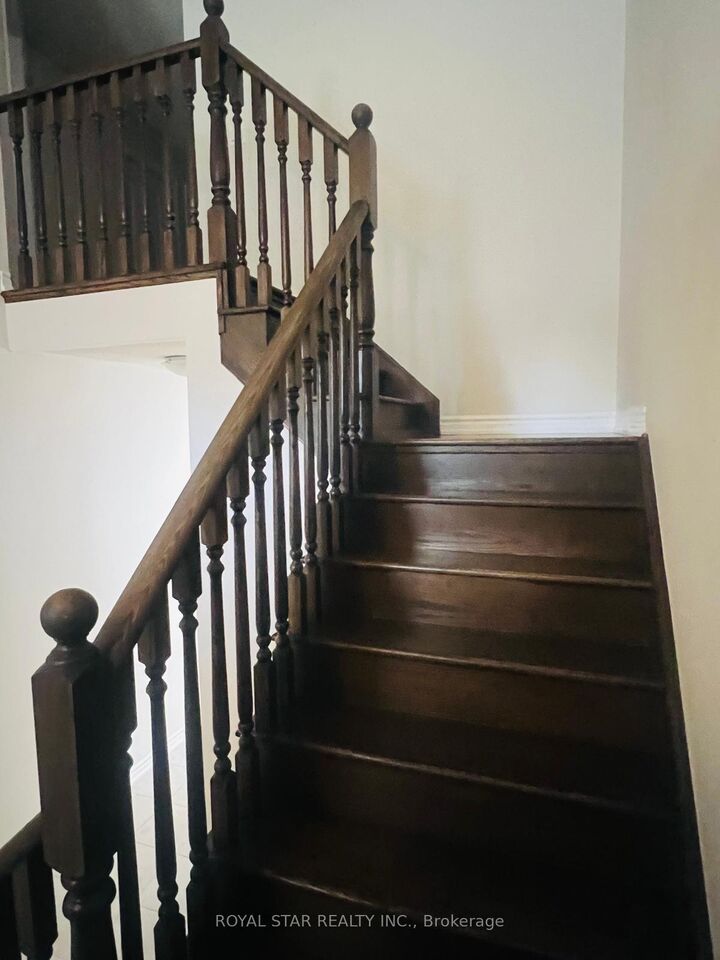 Property Photo:  121 Bonnieglen Farm Boulevard Upper  ON L7C 4B8 
