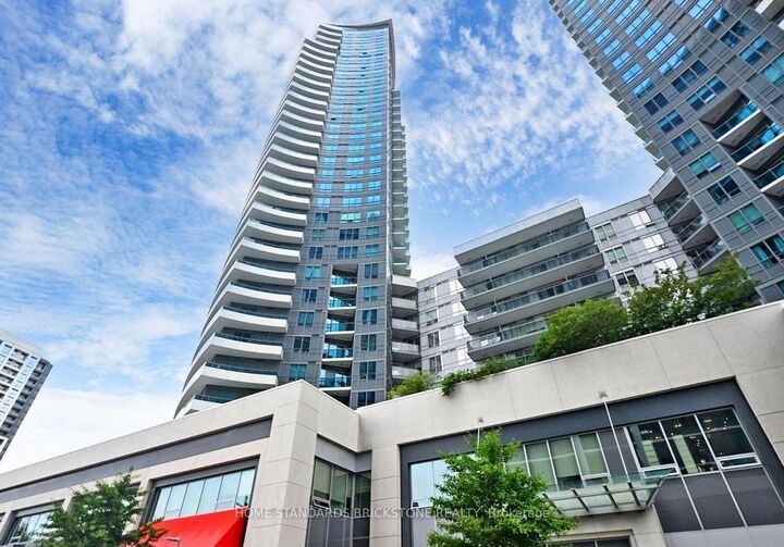 Property Photo: 7161 Yonge Street 520 ON L3T 0C8