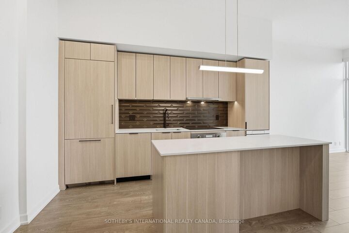 Property Photo: 88 Bathurst Street Ph01 ON M5V 0W8