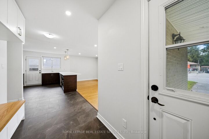 Property Photo:  6 Corbett Crescent Main  ON L4G 2G1 