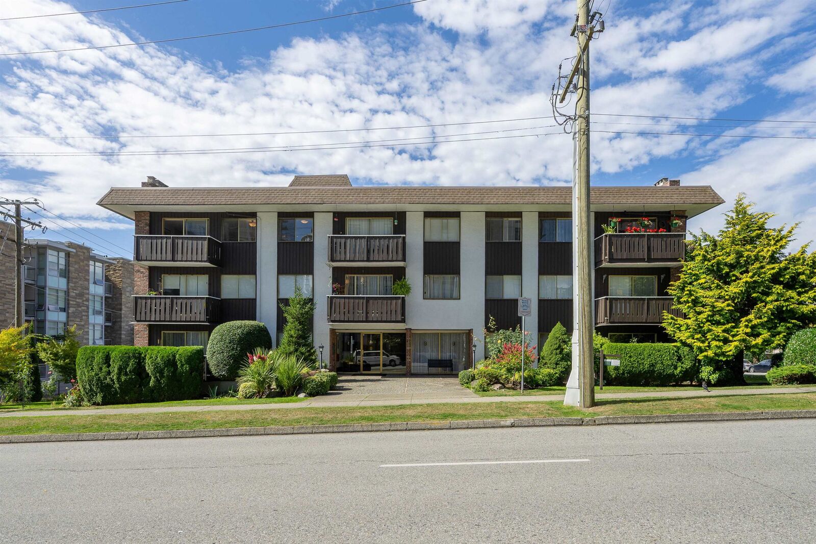 Property Photo:  1345 Chesterfield Avenue 302  BC V7M 2N1 