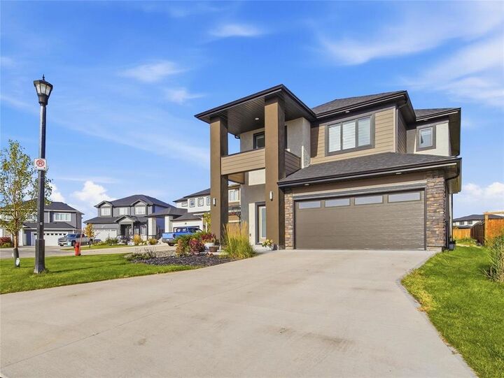 Property Photo: 15 Bakersfield Court MB R3Y 0X4
