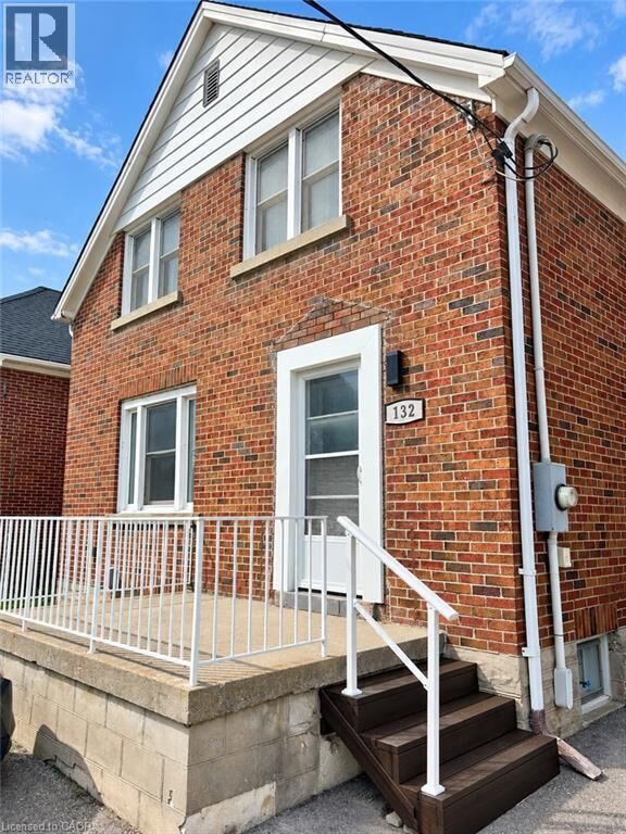 Property Photo:  132 Bridgeport Road East Upper  ON N2J 2X4 