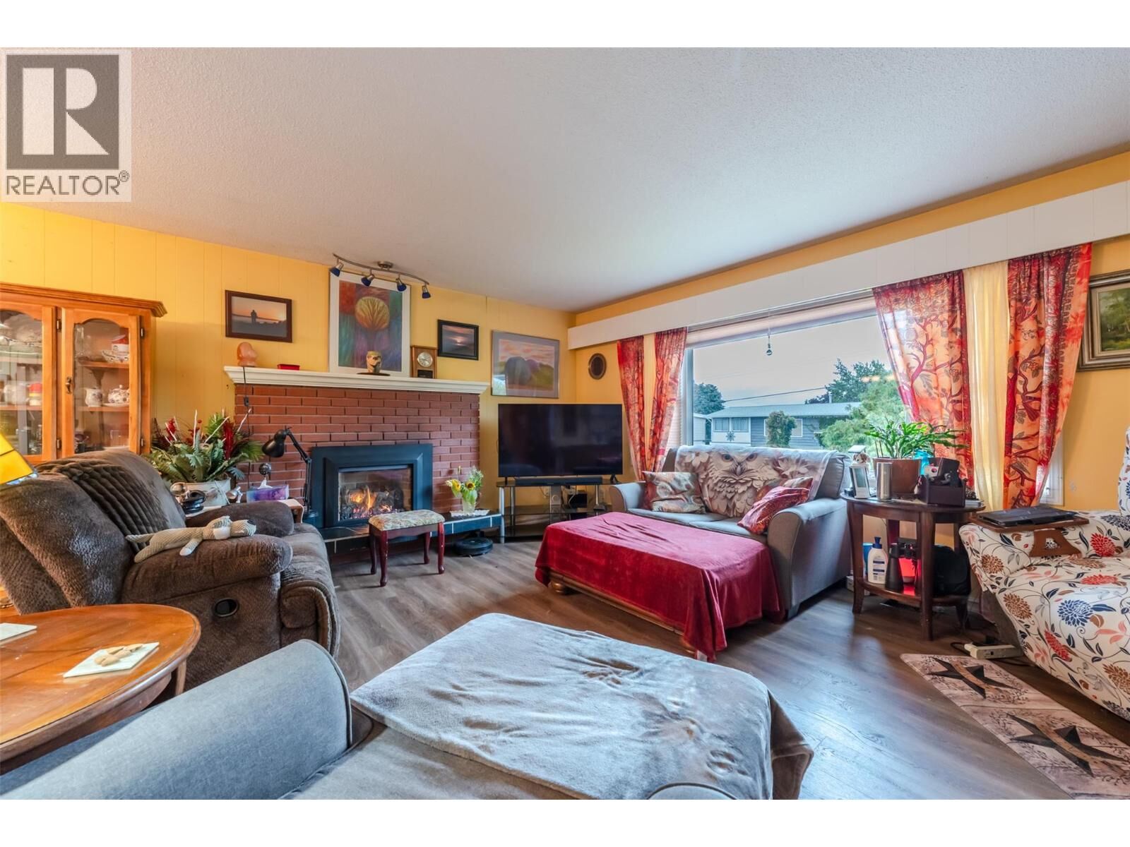 Property Photo:  902 Maccleave Avenue  BC V2A 3C5 