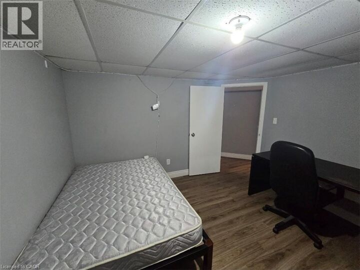 Property Photo:  409 Castlegrove Place Room 6  ON N6G 1L1 