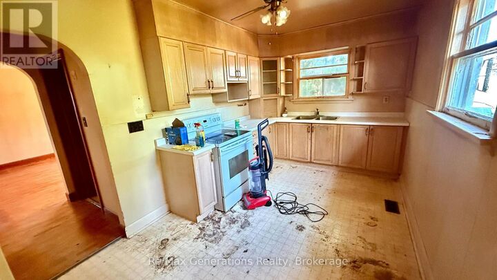Property Photo: 1019 Francis Street West ON P7E 4E8