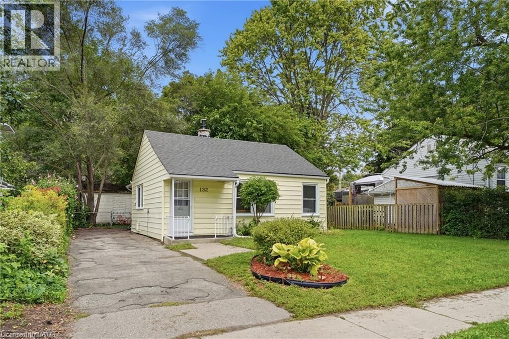 Property Photo:  132 Spadina Road East  ON N2M 3X4 