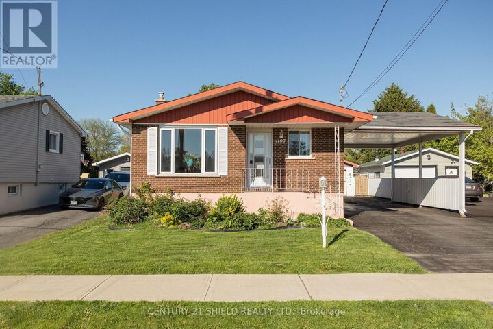 Property Photo: 1107 Grand Avenue ON K6H 4T6
