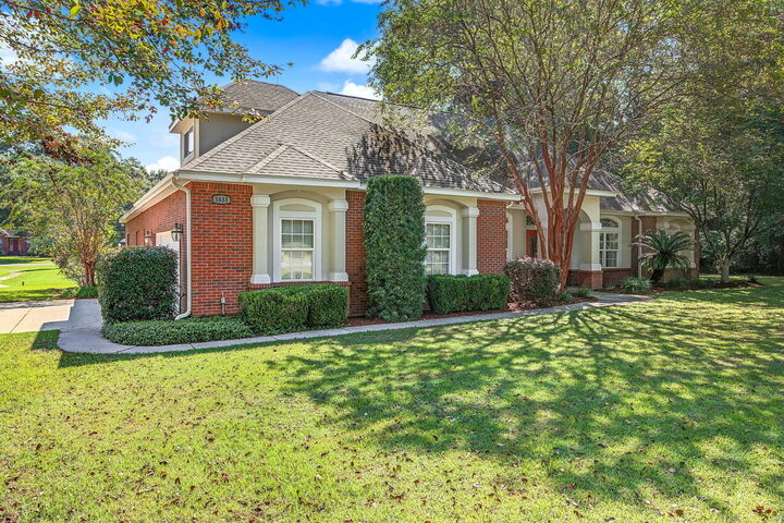 Property Photo: 5833 Hunting Meadows Drive FL 32536