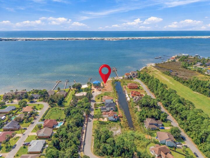 Property Photo:  2035 Palmetto Lake Drive  FL 32566 