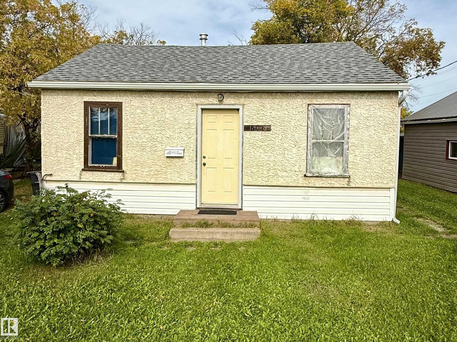 Property Photo:  806 16 Avenue  AB T9M 1L2 