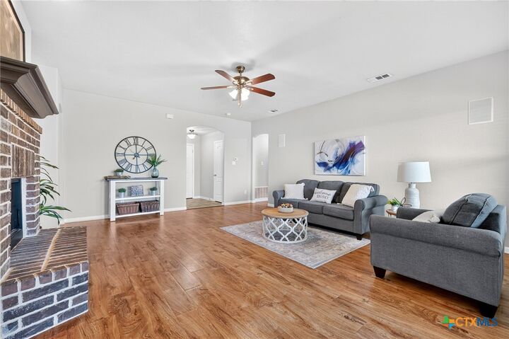 Property Photo: 1921 Carriage House Drive TX 76502