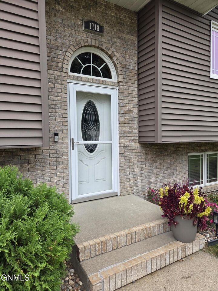 Property Photo:  1718 Billings Drive  ND 58504 
