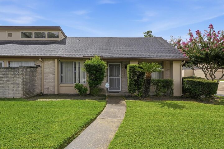 Property Photo:  10331 Huntington Place Drive 331  TX 77099 