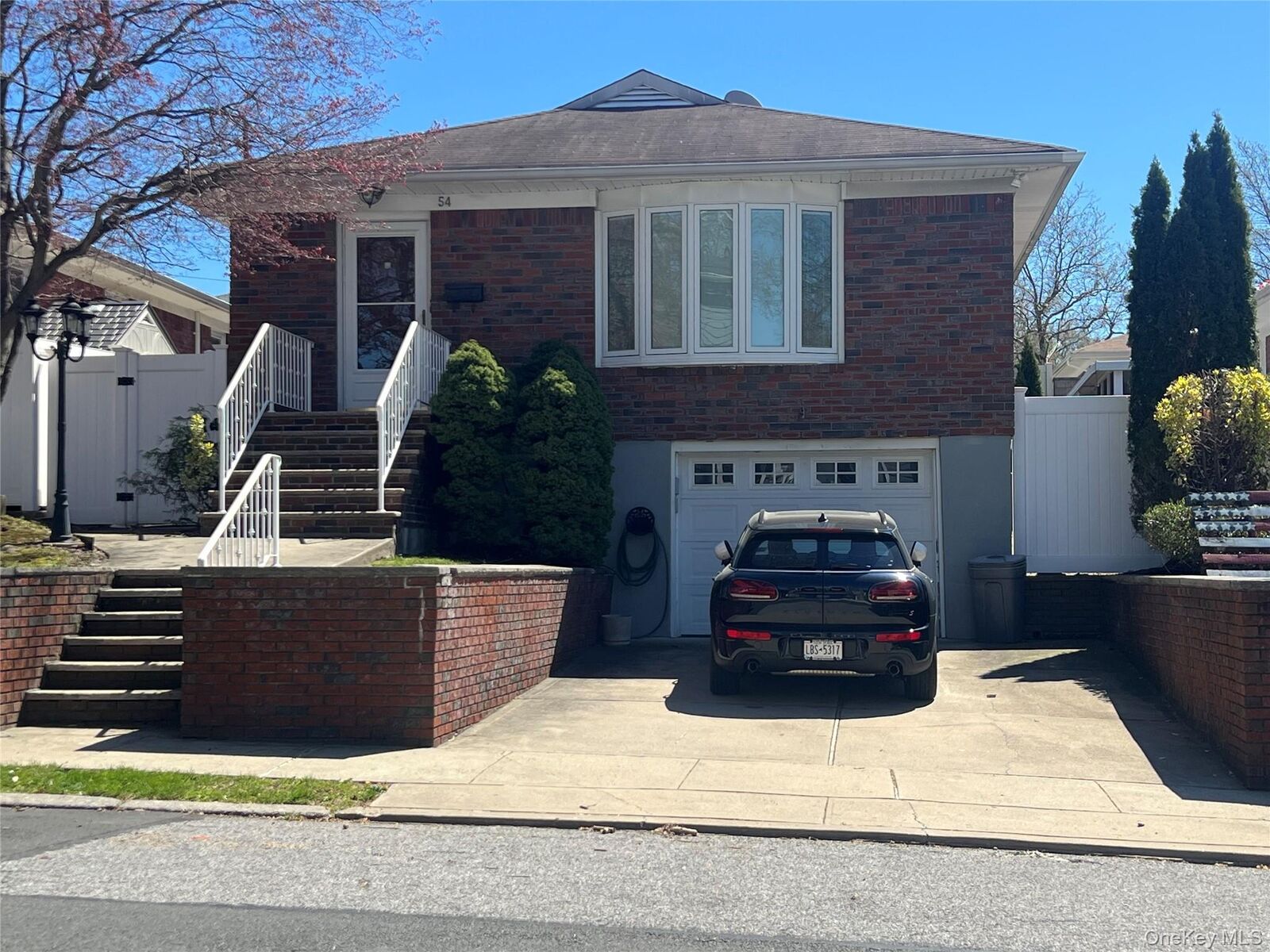 Property Photo:  54 Alpine Court  NY 10310 