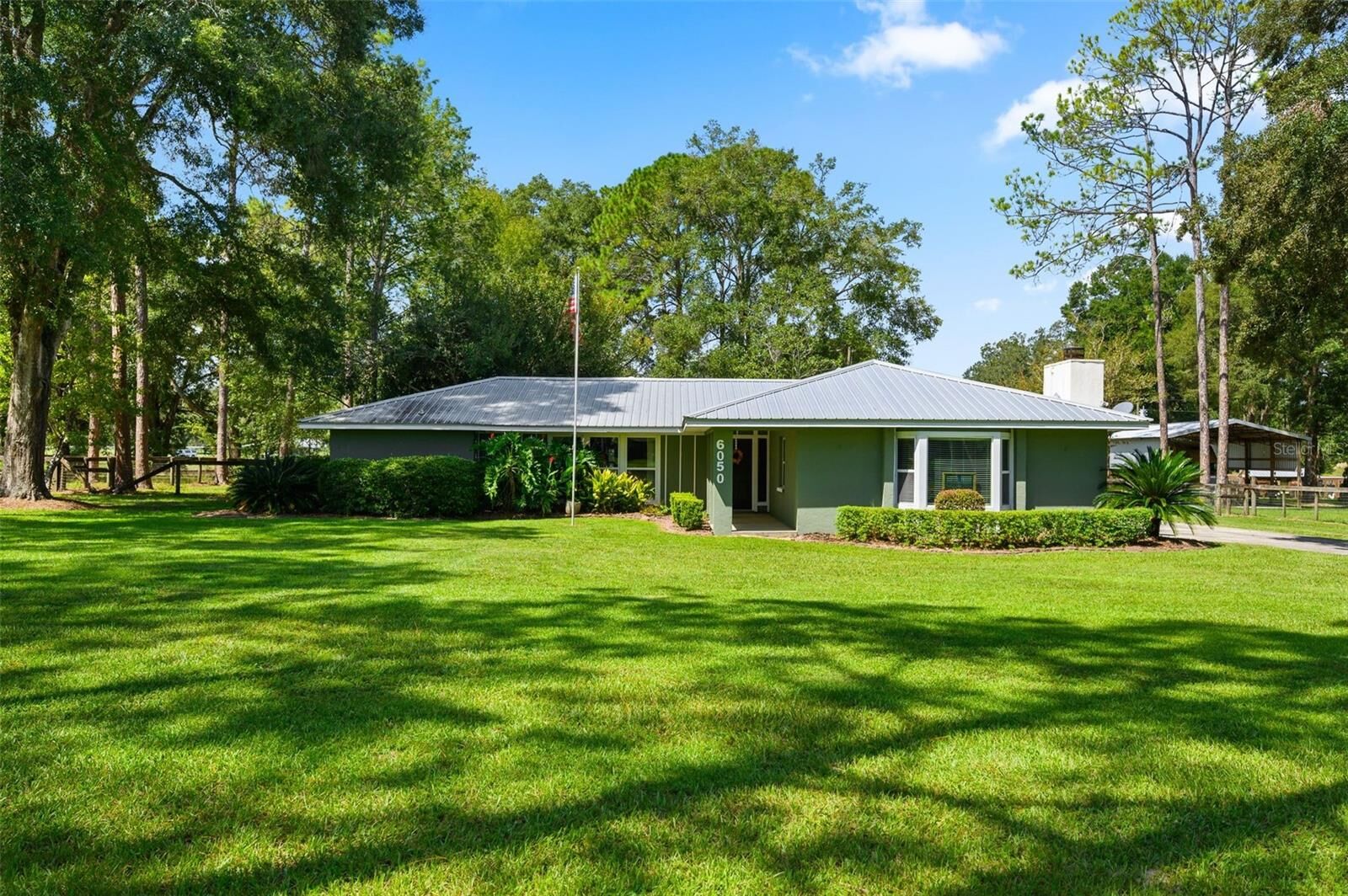 Property Photo: 6050 NE 185th Terrace FL 32696
