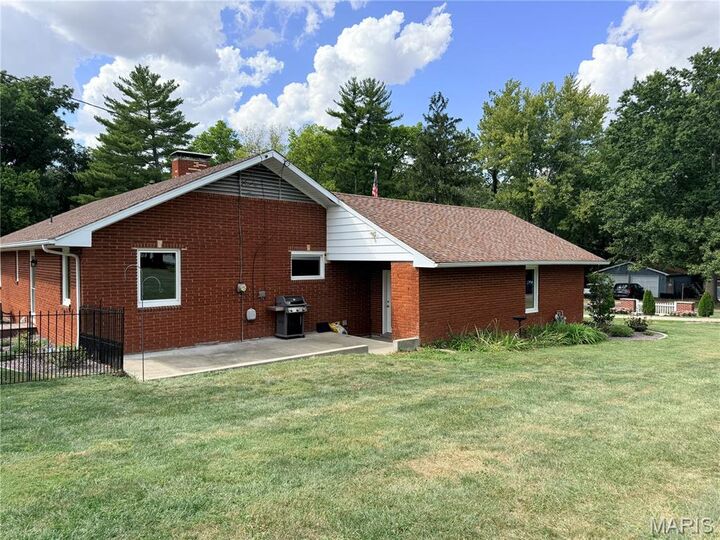 Property Photo: 110 W Teak Street IL 62689