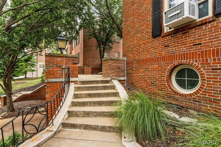 Property Photo: 827 Westwood Drive 3E MO 63105