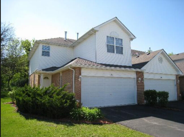 Property Photo: 1102 Coventry Circle 1102 IL 60139