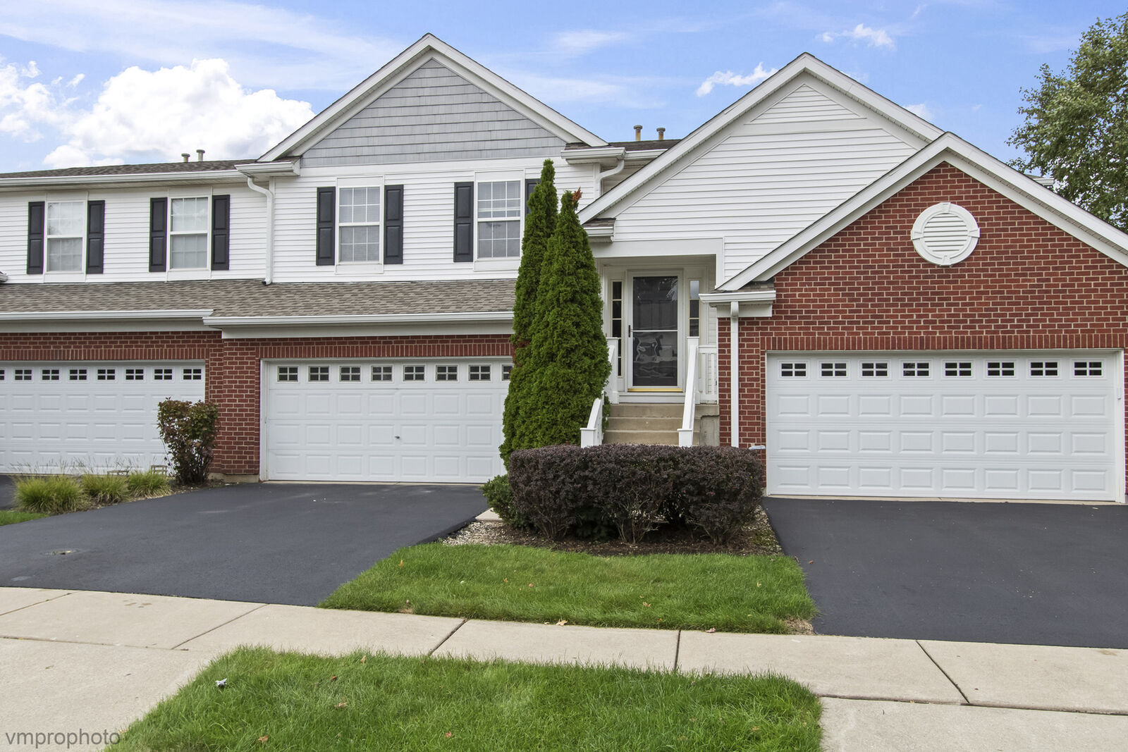 Property Photo:  1582 Matthew Drive 1582  IL 60102 