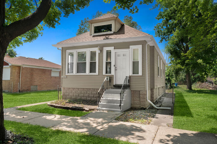 Property Photo:  9050 S Ellis Avenue  IL 60619 