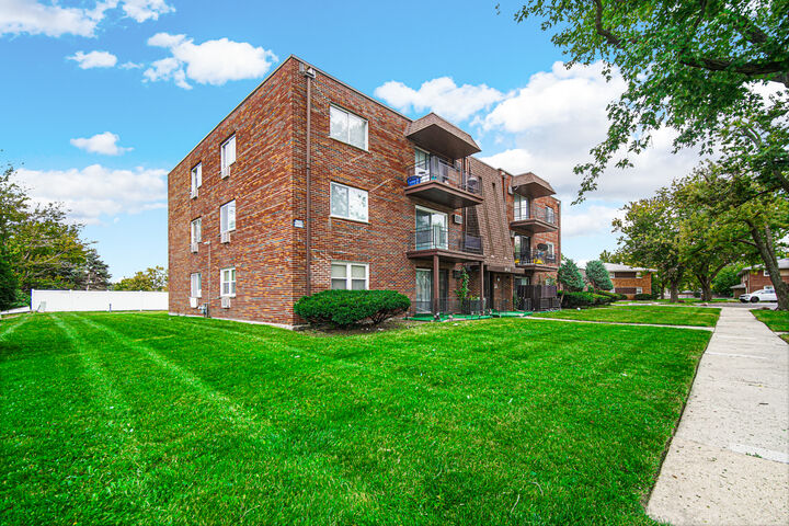Property Photo: 903 Elder Road 7 IL 60430