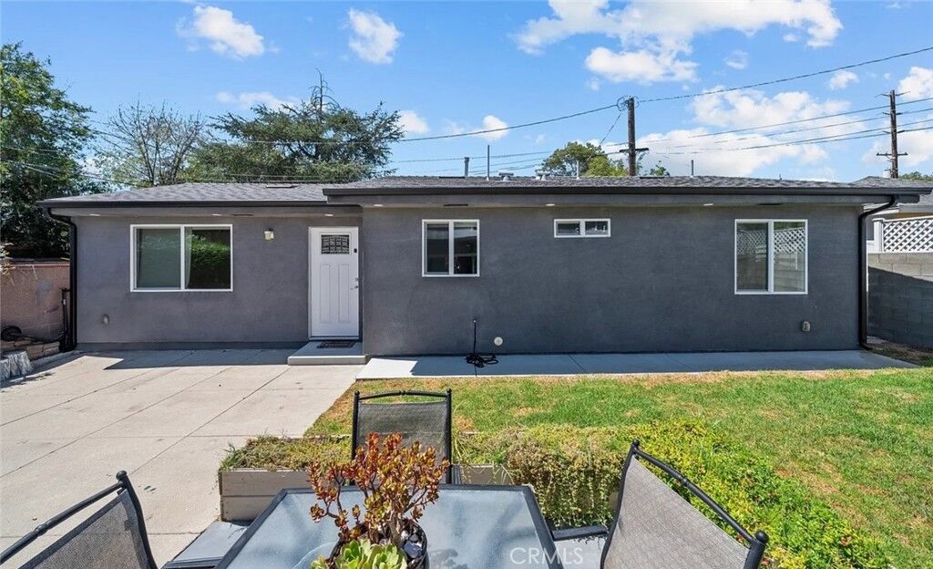 Property Photo: 1525 N Screenland Drive CA 91505