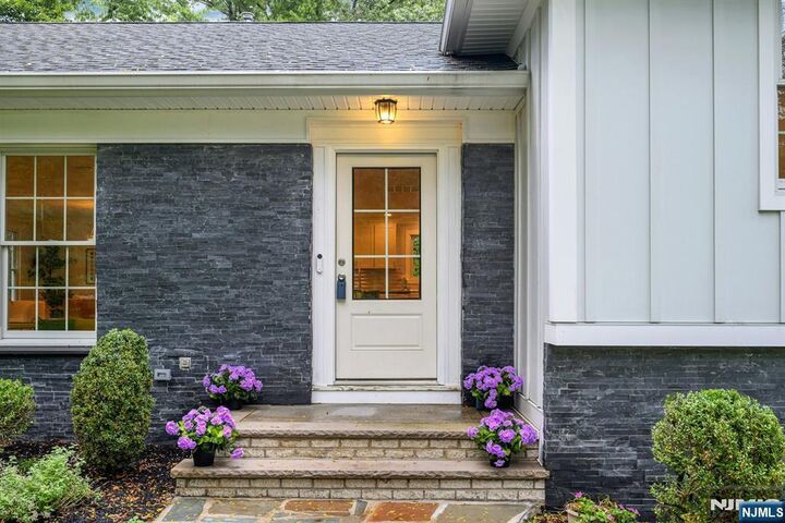 Property Photo:  9 Crestview Court  NJ 07042 