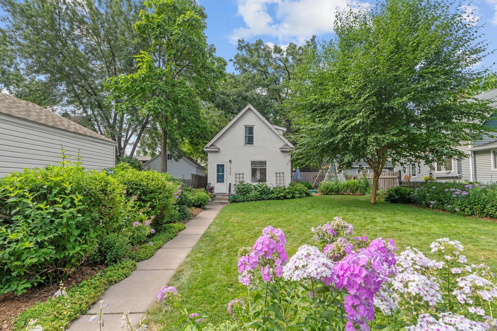 Property Photo:  1830 Hewitt Avenue  MN 55104 