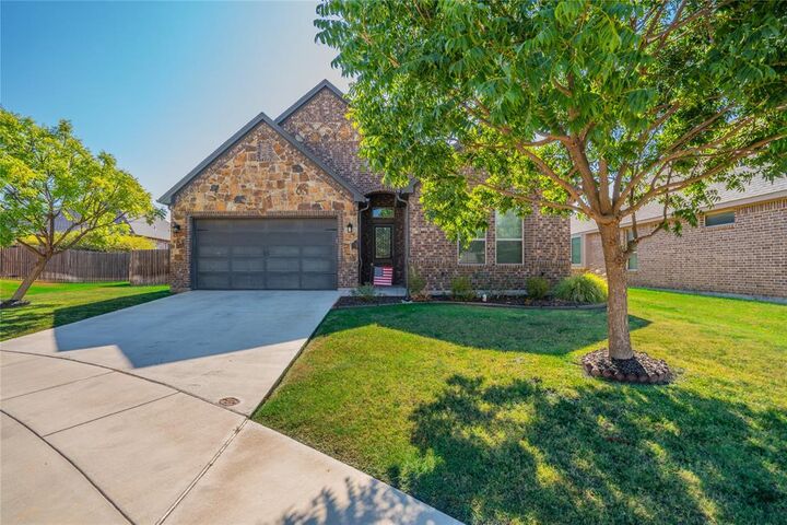 Property Photo: 3005 Dry Creek Court TX 76234