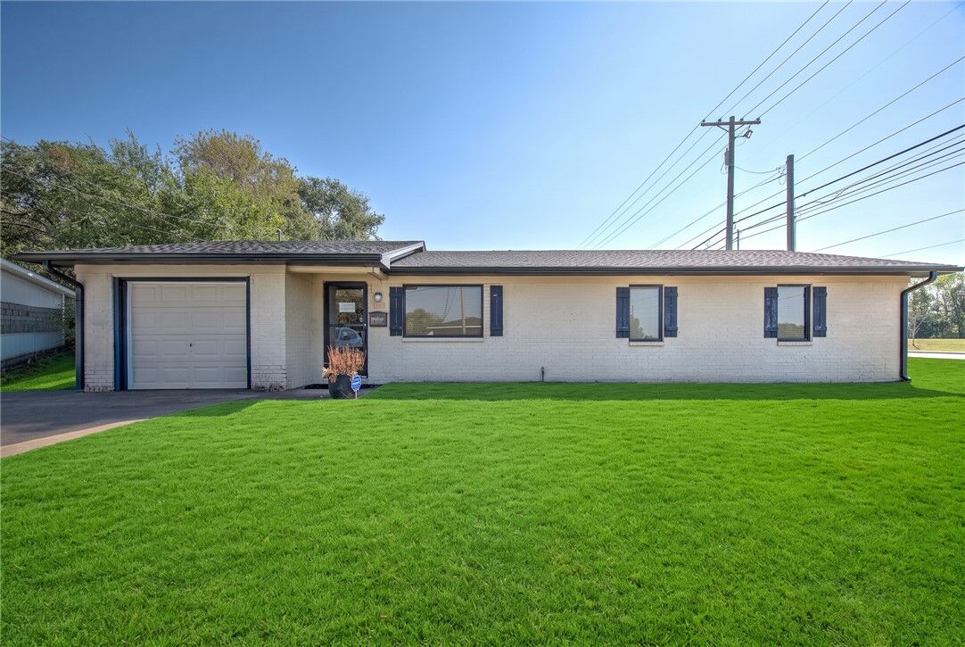 Property Photo:  1311 SE C Street  AR 72712 