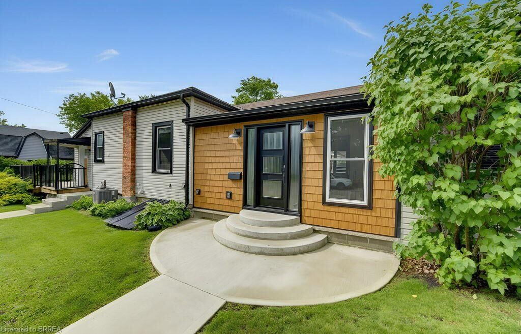 Property Photo:  17 Amelia Street  ON N3L 1Z4 