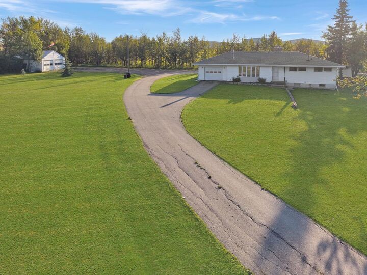 Property Photo: 122 Railway Avenue NE AB T0H 1M0