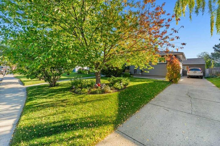 Property Photo:  7804 7 Street SW  AB T2V 1G3 