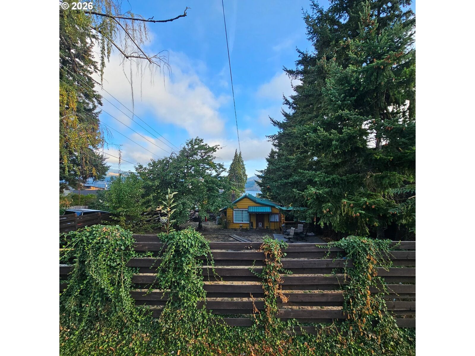 Property Photo: 824 Cascade Ave OR 97031