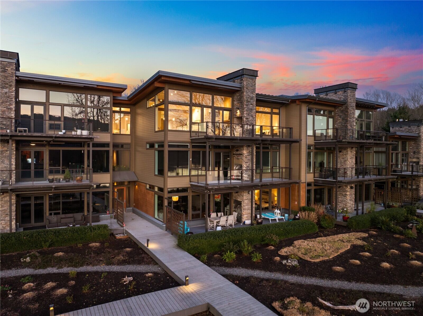 Property Photo:  4323 E Lake Sammamish Parkway SE 4323  WA 98029 