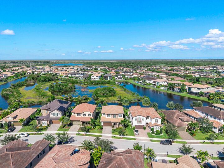 Property Photo: 11425 Watercrest Circle E FL 33076