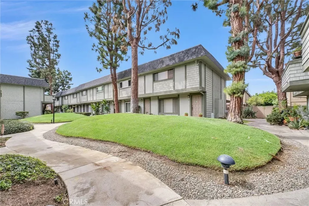 Property Photo: 229 W Wilson Street 10 CA 92627