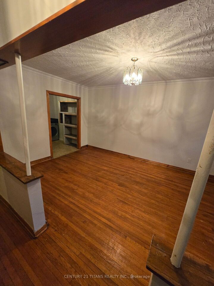 Property Photo:  572 Exbury Crescent Main  ON L5G 2P4 