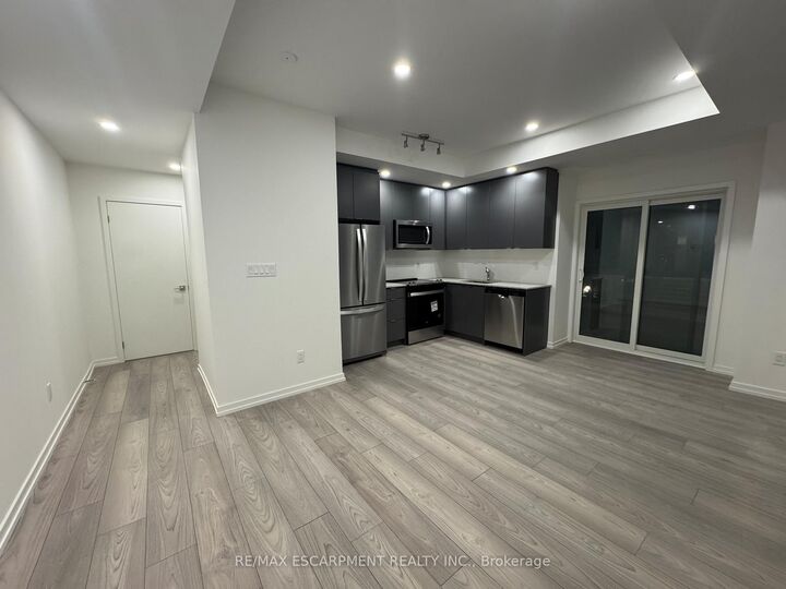 Property Photo:  17 Lytham Green Circle 27  ON L3Y 0H4 