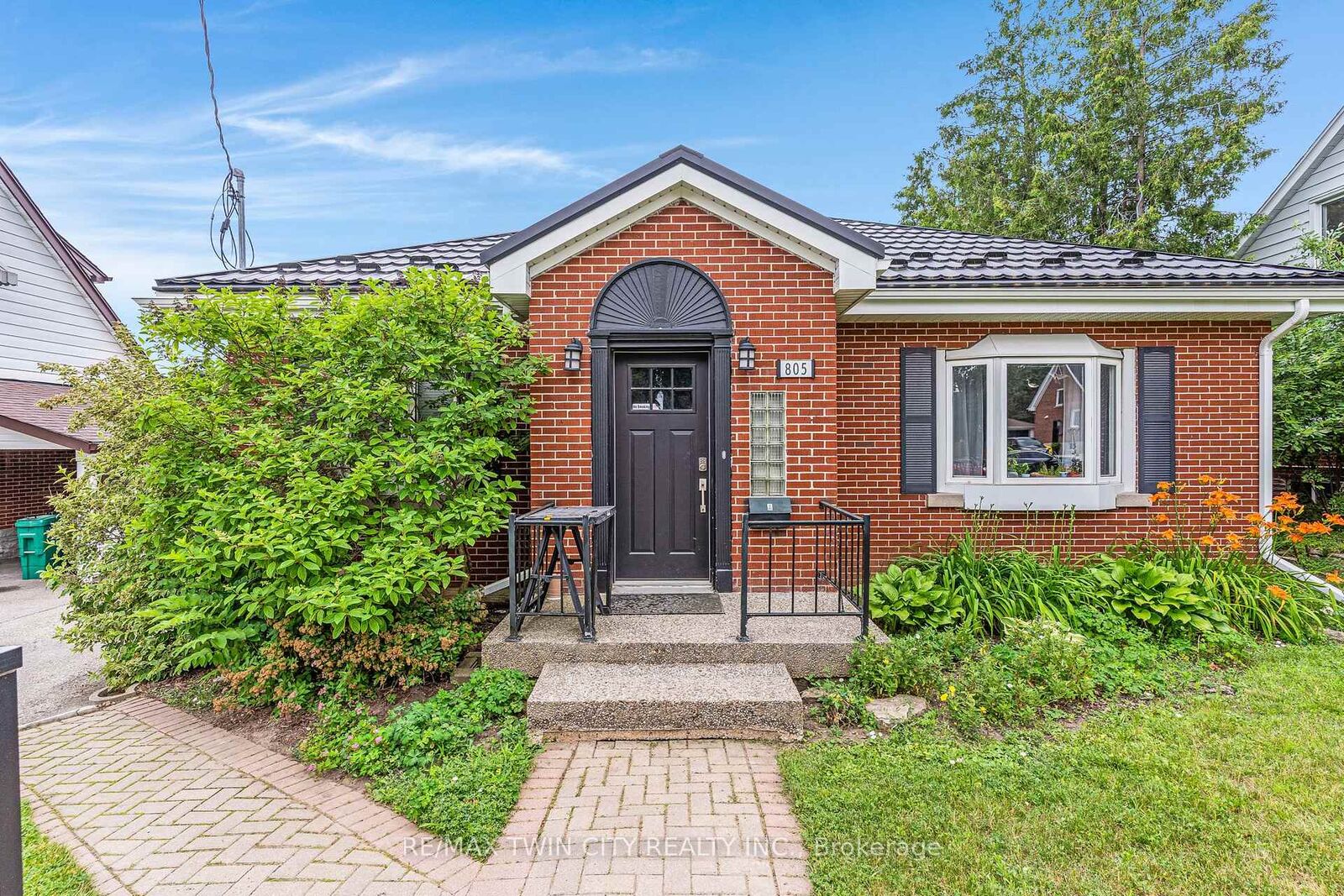 Property Photo:  805 Rockway Drive  ON N2G 3B6 