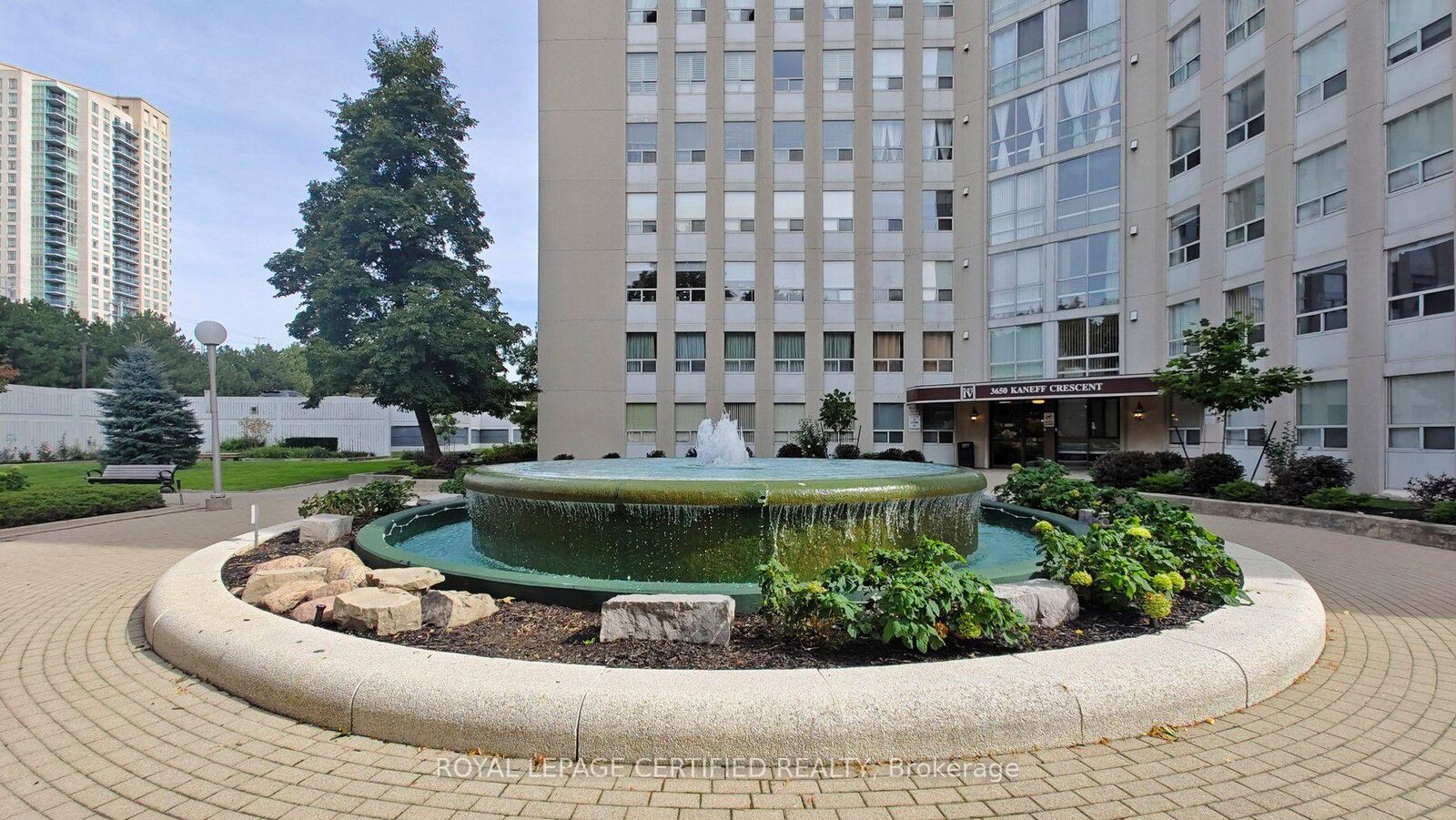 Property Photo: 3650 Kaneff Crescent 802 ON L5A 4A1