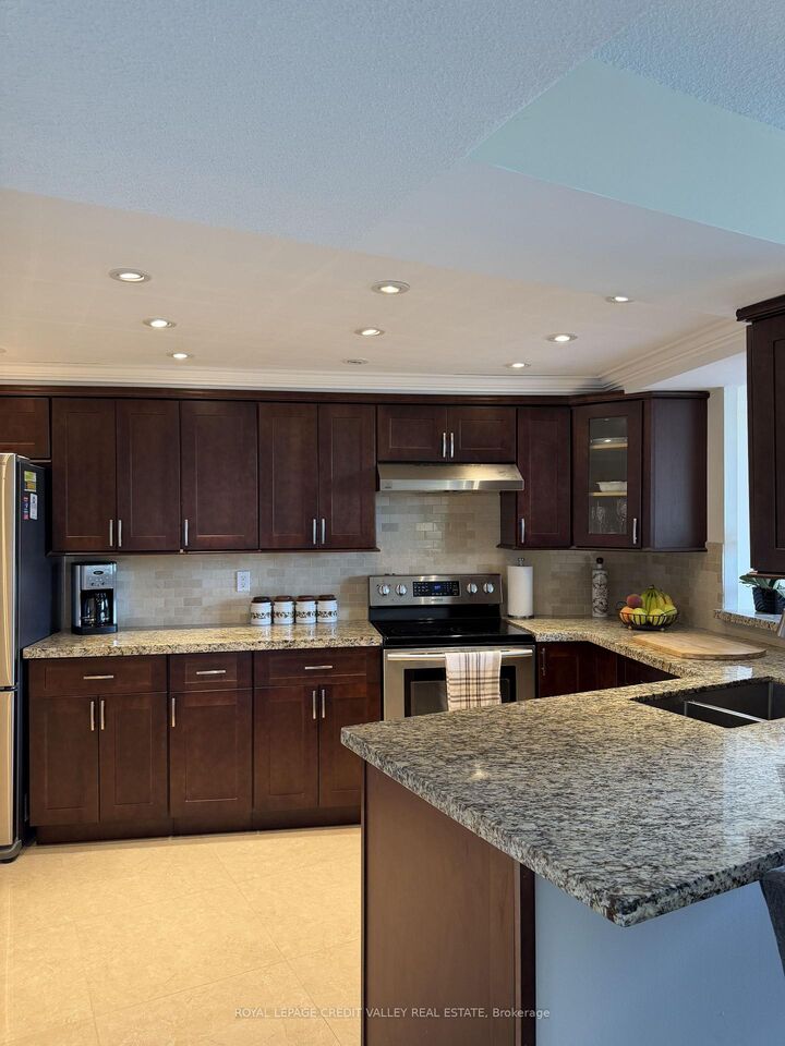 Property Photo:  1360 Rathburn Road E 406  ON L4W 4H4 