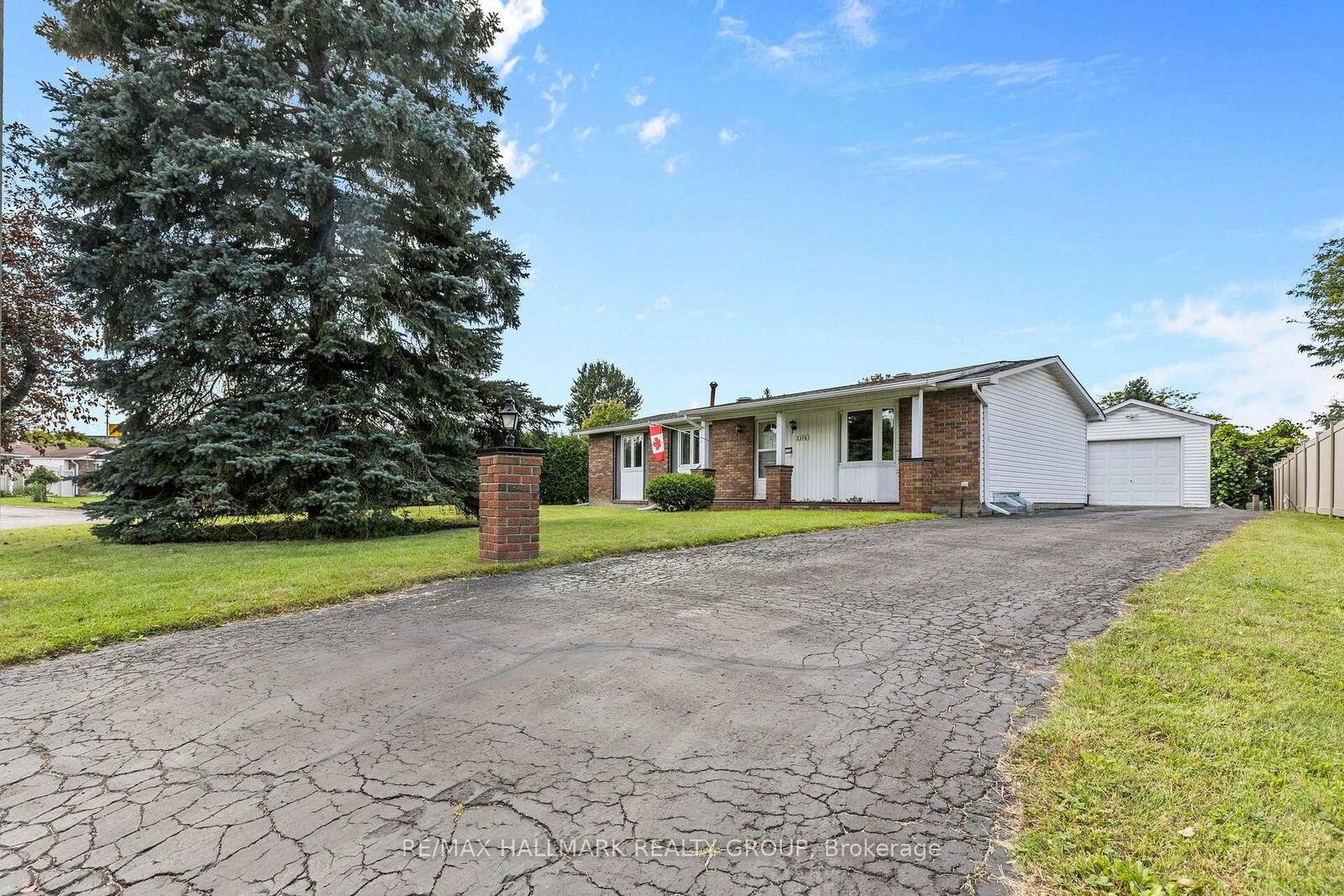 Property Photo:  2376 Blackstone Crescent  ON K1B 4H2 
