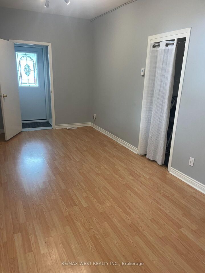 Property Photo:  281 Howland Avenue Main Floor  ON M5R 3B8 