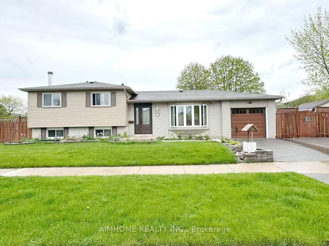 Property Photo: 1597 Newlands Crescent ON L7M 1P2