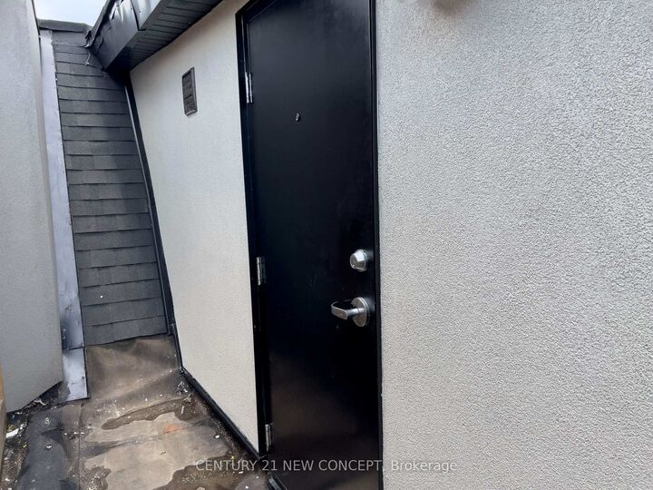 Property Photo: 706 Bloor Street N 3rd Floor ON M6G 1L4