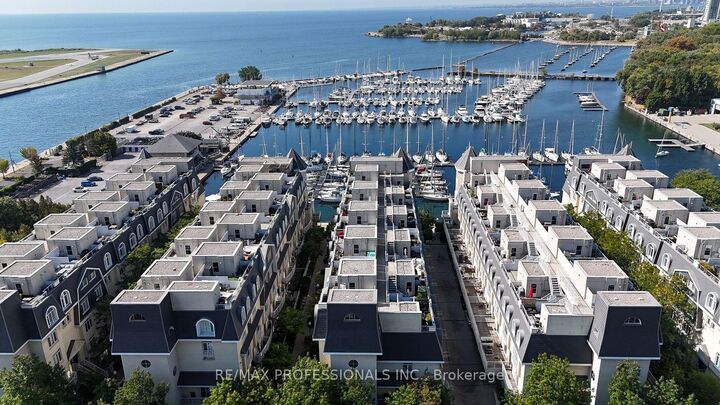 Property Photo:  32 Stadium Road 327  ON M5V 3P4 
